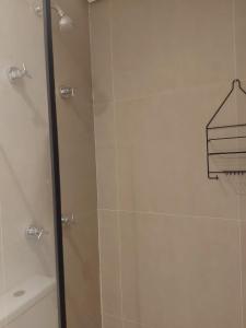 uma casa de banho com um chuveiro e uma porta de vidro em Flat / Studio Allianz Parque em São Paulo