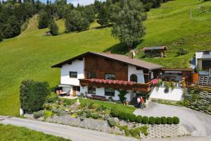 Un modelo de casa en una colina verde en Haus Gertrud, en Jerzens