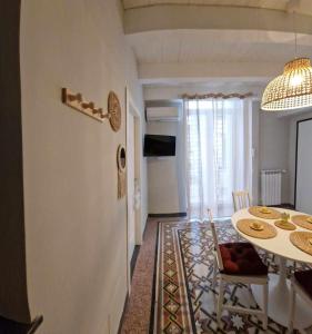 een woonkamer met een tafel en een eetkamer bij Maison La Reggia in Caserta