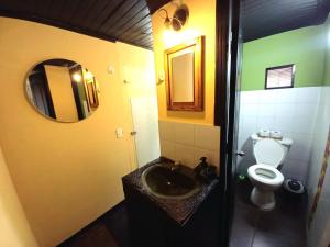 a bathroom with a sink and a toilet at Donde Pepe Loft Apartasuite. in Zipaquirá