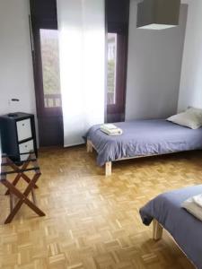 pokój z dwoma łóżkami i stołem w obiekcie Cosmic Latte w mieście Divonne-les-Bains