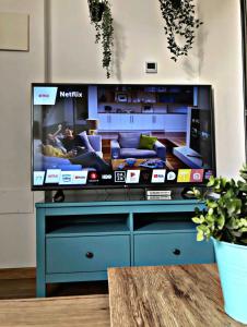 duży telewizor z płaskim ekranem w salonie w obiekcie Javi s Home Trinidad w Maladze