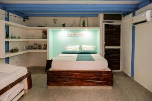 een slaapkamer met een bed in een kamer met planken bij Santuario Beach Hostel in Tierra Bomba