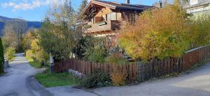 シェーナウ・アム・ケーニッヒスゼーにあるHaus Stoaröserlの家の前の木の柵 +5枚の写真