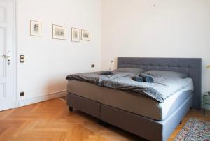 een slaapkamer met een bed met blauwe kussens erop bij Gemütliches Apartment in stylischer Stadtvilla in Goch