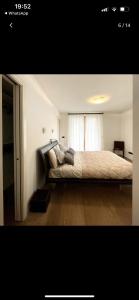 una camera con un grande letto di Casa Dani a Baselga di Pinè