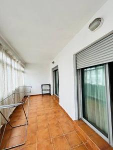 salon ze szklanym oknem i podłogą wyłożoną kafelkami w obiekcie Appartement in the heart of Tanger Boulevard w mieście Tanger