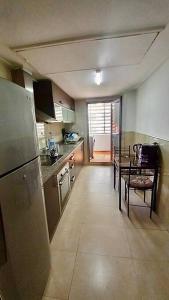 kuchnia z lodówką i stołem w obiekcie Appartement in the heart of Tanger Boulevard w mieście Tanger