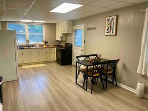 a kitchen with a table and chairs in a room at Midtown at Marion Green 1BR 1BA, 2 miles FAMU FSU, 2blks TMH in Tallahassee