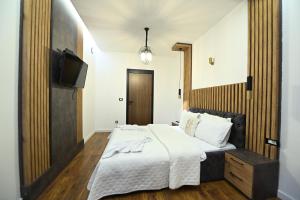 Postel nebo postele na pokoji v ubytování Hotel and Apartments Central City Prishtina