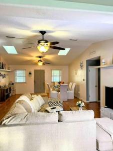 a living room with a couch and a ceiling fan at Town and Country Getaway 3BR 3BA, 20 min FAMU FSU in Tallahassee
