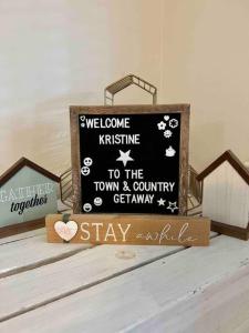 a sign that says welcome to the town and country getaway at Town and Country Getaway 3BR 3BA, 20 min FAMU FSU in Tallahassee