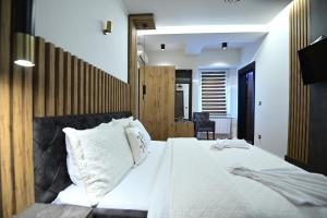 Postel nebo postele na pokoji v ubytování Hotel and Apartments Central City Prishtina