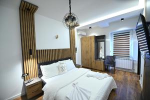 Postel nebo postele na pokoji v ubytování Hotel and Apartments Central City Prishtina