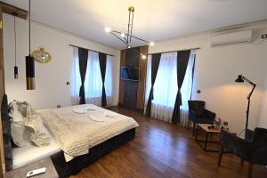 Postel nebo postele na pokoji v ubytování Hotel and Apartments Central City Prishtina