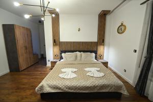 Postel nebo postele na pokoji v ubytování Hotel and Apartments Central City Prishtina