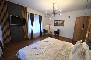 Postel nebo postele na pokoji v ubytování Hotel and Apartments Central City Prishtina
