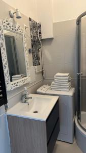 Un baño con lavabo, inodoro y espejo. en Apartamenty SOFIJA Deluxe Centrum, en Zielona Góra 43 fotos más