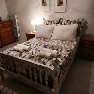 een groot bed met kussens in een slaapkamer bij Valletta - living the city like a local in Valletta