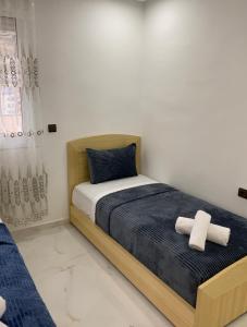 um quarto com uma cama com duas toalhas em Casa Yakhlef em Chefchaouen