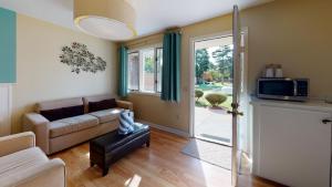 Kuchyň nebo kuchyňský kout v ubytování Breezeway Boutique Hotel