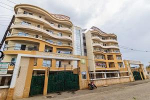 um edifício com uma moto estacionada em frente em Sea view 3 bedroom apartment em Mombasa