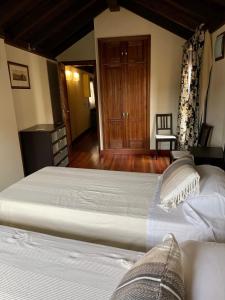 1 dormitorio con 1 cama blanca grande y suelo de madera en Las Teresitas, en Toledo