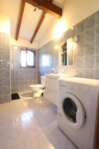 y baño con lavadora. en Goiz-izarra, en Saint-Martin-dʼArrossa