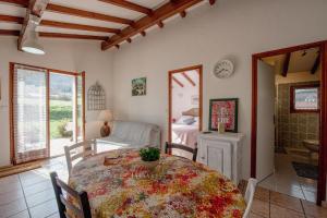Un comedor con una mesa y un dormitorio. en Goiz-izarra, en Saint-Martin-dʼArrossa 17 fotos más