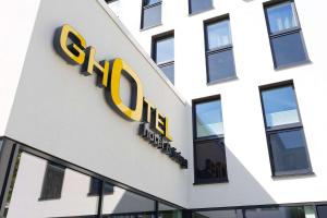 een gebouw met een bord aan de zijkant bij GHOTEL hotel & living Essen in Essen