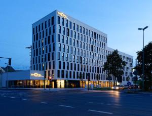 een hoog gebouw met een bord erop bij GHOTEL hotel & living Essen in Essen