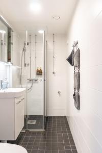 a bathroom with a shower and a sink at Kodikas asunto Tikkurilassa in Vantaa