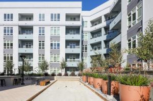 an apartment building with a courtyard with plants at Oakland Studio w Gym Pool AC near Target SFO-701 in Oakland