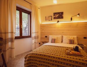 1 dormitorio con cama y ventana en Domo de Ciu Nenneddu en Oliena