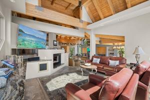 Χώρος καθιστικού στο Mountain Zen Tahoe Luxury Property Incline Village Lakeview