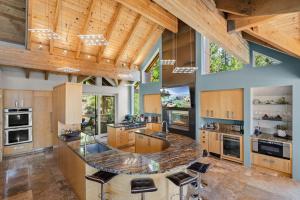 Η κουζίνα ή μικρή κουζίνα στο Mountain Zen Tahoe Luxury Property Incline Village Lakeview
