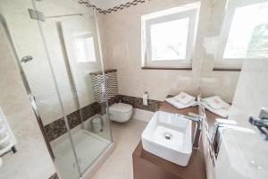 Um banheiro em Silver One Apartments
