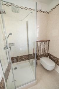 Um banheiro em Silver One Apartments