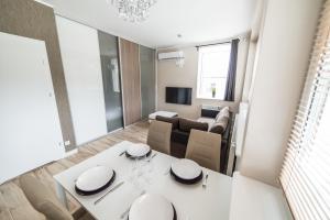 Uma TV ou centro de entretenimento em Silver One Apartments