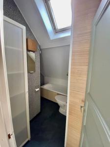 uma casa de banho com um WC e uma clarabóia em Renewed Loft close to the city center em Stavanger