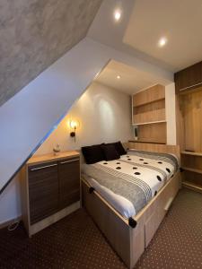 a bedroom with a large bed in a room at Apartment Dunja Konaci in Kopaonik
