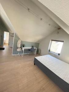 um quarto com uma cama e uma secretária num quarto em Renewed Loft close to the city center em Stavanger