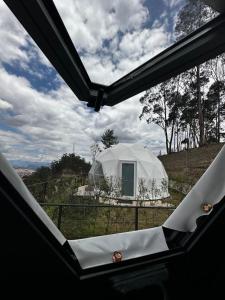 uma vista para uma tenda cúpula a partir de uma janela em NaturHotel em Cuenca