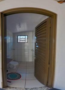 bagno con servizi igienici e porta chiusa di Casa Vidotto a Olímpia