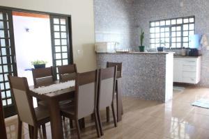 una cucina e una sala da pranzo con tavolo e sedie di Casa Vidotto a Olímpia