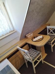 a room with a table and a chair and a window at Apartment Dunja Konaci in Kopaonik