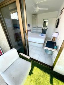 Televízia a/alebo spoločenská miestnosť v ubytovaní Apartemento piscina centro calella 3 min playa