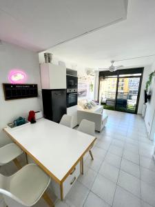 Posedenie v ubytovaní Apartemento piscina centro calella 3 min playa
