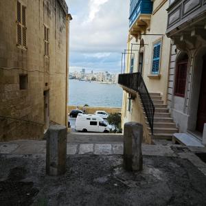 een gebouw met uitzicht op het water vanaf een straat bij Valletta - living the city like a local in Valletta