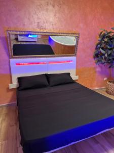 Atena B&B APARTMENTS Gold في San Silvestro: غرفة نوم بسرير ومرآة